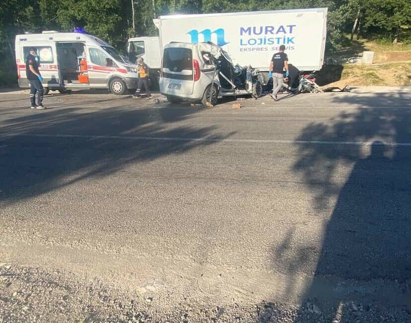 Tokat’ta park halindeki kamyona çarpan araçtaki 2 kişi öldü, 3