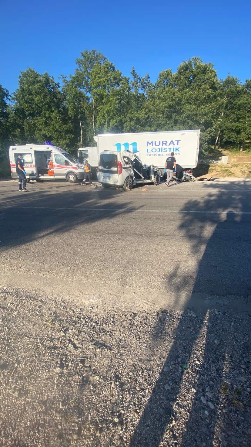 Tokat’ta park halindeki kamyona çarpan araçtaki 2 kişi öldü, 3