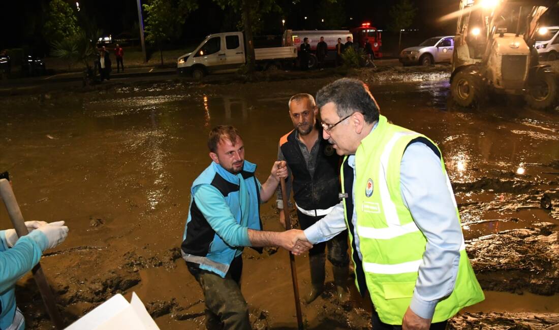 - "Belediye olarak 165 araç ve 548 mesai arkadaşımızla sahadayız.