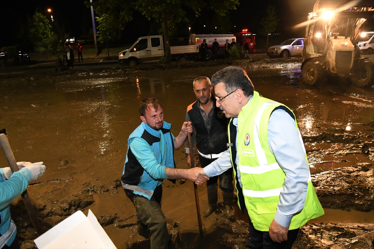 - "Belediye olarak 165 araç ve 548 mesai arkadaşımızla sahadayız.