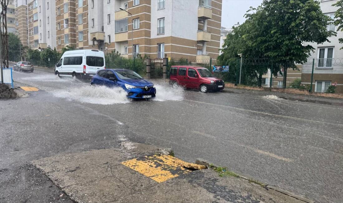 TRABZON (AA) – Trabzon’un Ortahisar ilçesinde sağanak hayatı olumsuz etkiledi.