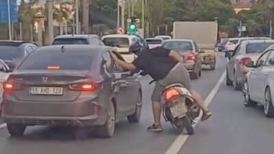 Samsun’un İlkadım ilçesinde trafikte yaşanan tartışma, motosiklet sürücüsünün otomobilin kapısına
