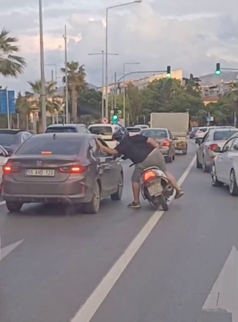 Samsun’un İlkadım ilçesinde trafikte yaşanan tartışma, motosiklet sürücüsünün otomobilin kapısına