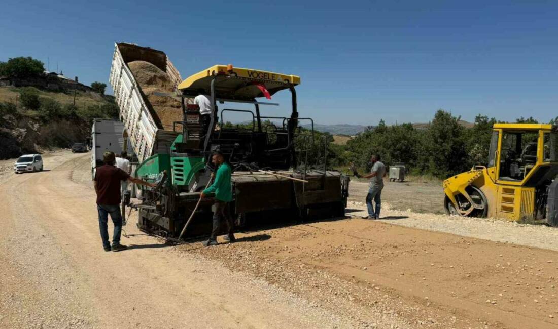 Tunceli’de İl Özel İdaresi tarafından grup köy yollarında sıcak asfalt