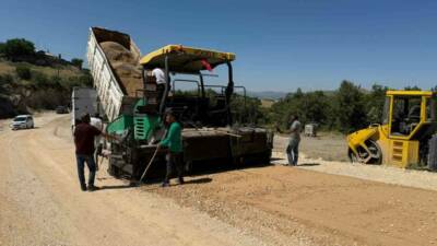 Tunceli’de İl Özel İdaresi tarafından grup köy yollarında sıcak asfalt
