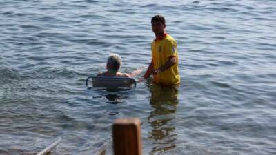 Bodrum Belediyesi, özel gereksinimli bireylerin halk plajlarından daha kolay faydalanabilmesi