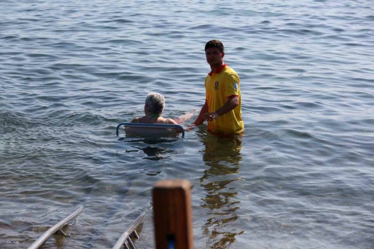 Bodrum Belediyesi, özel gereksinimli bireylerin halk plajlarından daha kolay faydalanabilmesi