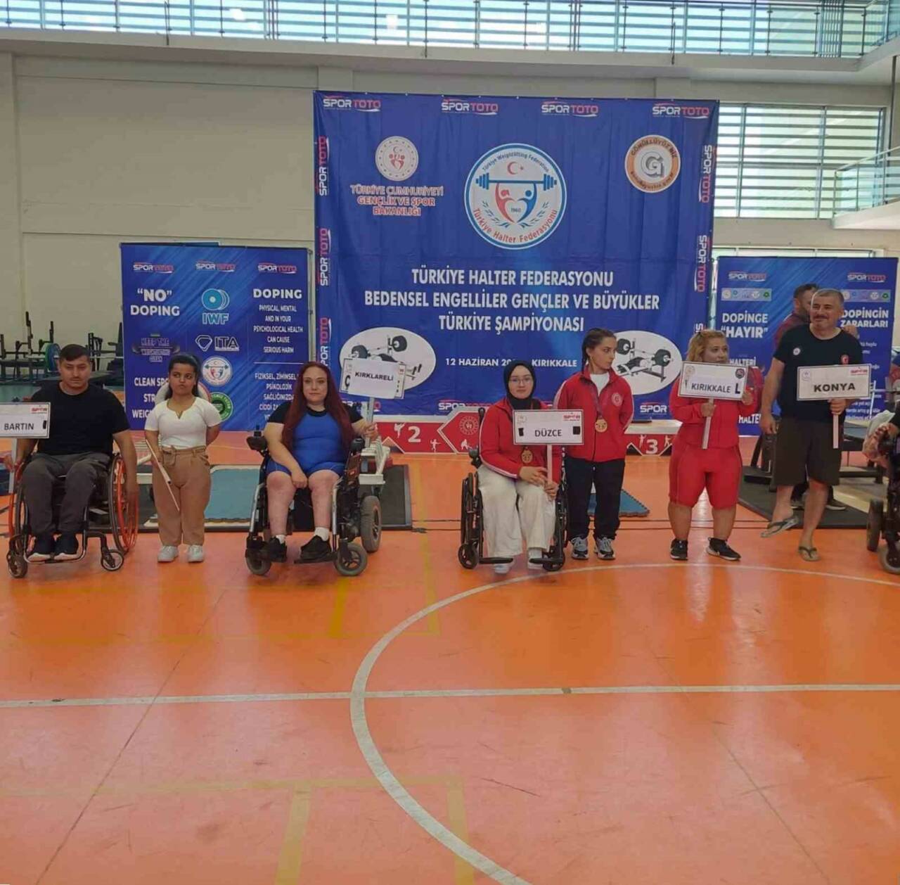 Bedensel Engelliler Büyükler-Gençler Halter Türkiye Şampiyonası’ndan Düzceli sporcular madalyalarla döndü.