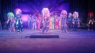 Sahnede yaşları 8 ile 15 arasında değişen 50 çocuk oyuncusuyla