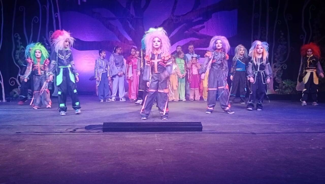 Sahnede yaşları 8 ile 15 arasında değişen 50 çocuk oyuncusuyla