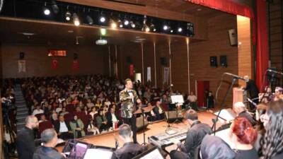 Samsun’un Vezirköprü ilçesinde “Türkülerle Türkiye’m Konseri” düzenlendi. Şef Sertan Turan’ın