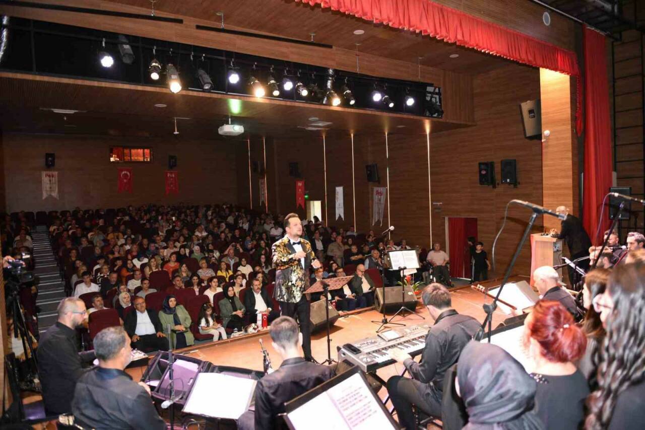 Samsun’un Vezirköprü ilçesinde “Türkülerle Türkiye’m Konseri” düzenlendi. Şef Sertan Turan’ın