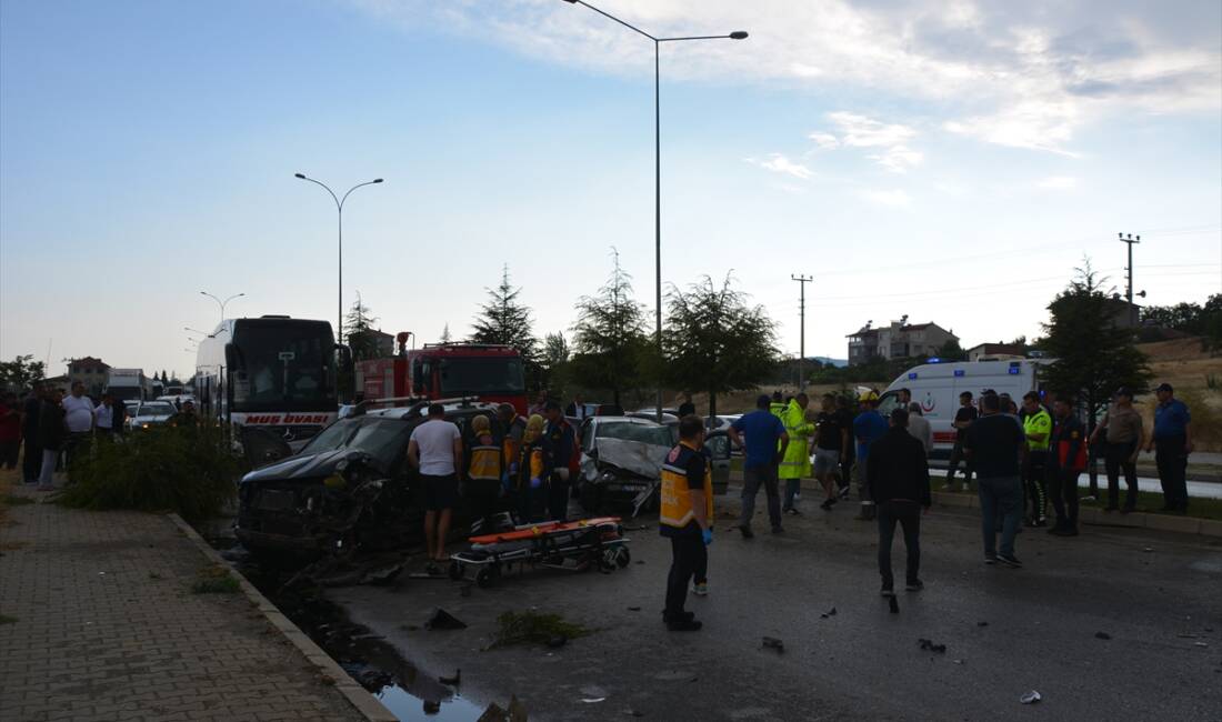 UŞAK (AA) – Uşak’ın Banaz ilçesinde otomobilin karşı şeride geçip