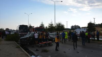 UŞAK (AA) – Uşak’ın Banaz ilçesinde otomobilin karşı şeride geçip