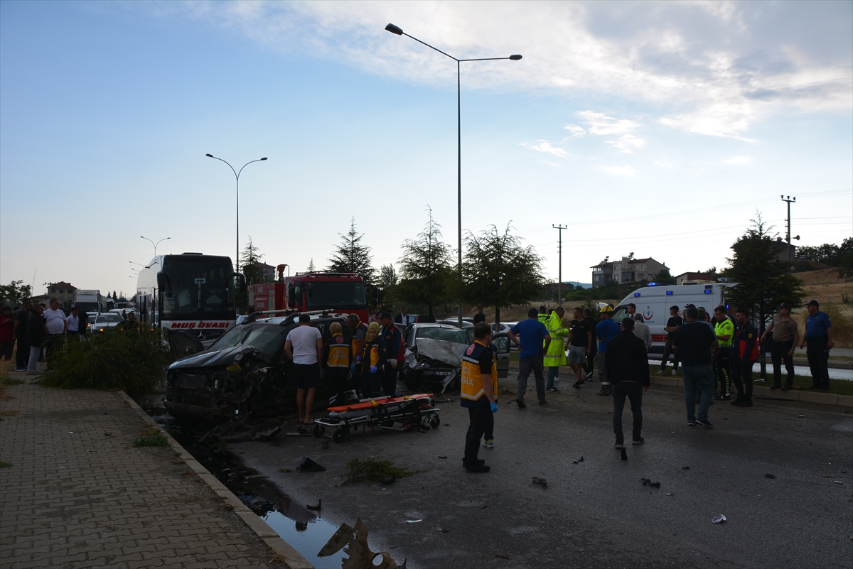 UŞAK (AA) – Uşak’ın Banaz ilçesinde otomobilin karşı şeride geçip