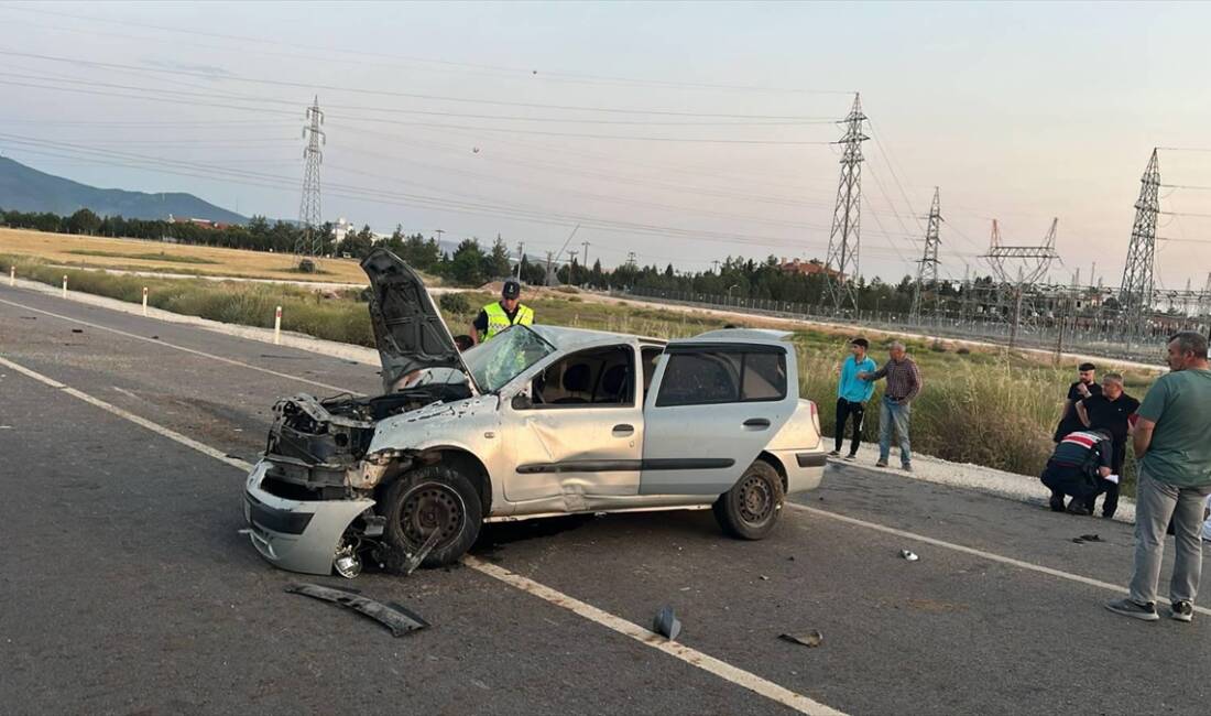 UŞAK (AA) – Uşak’ta refüje çarparak takla atan otomobildeki 3