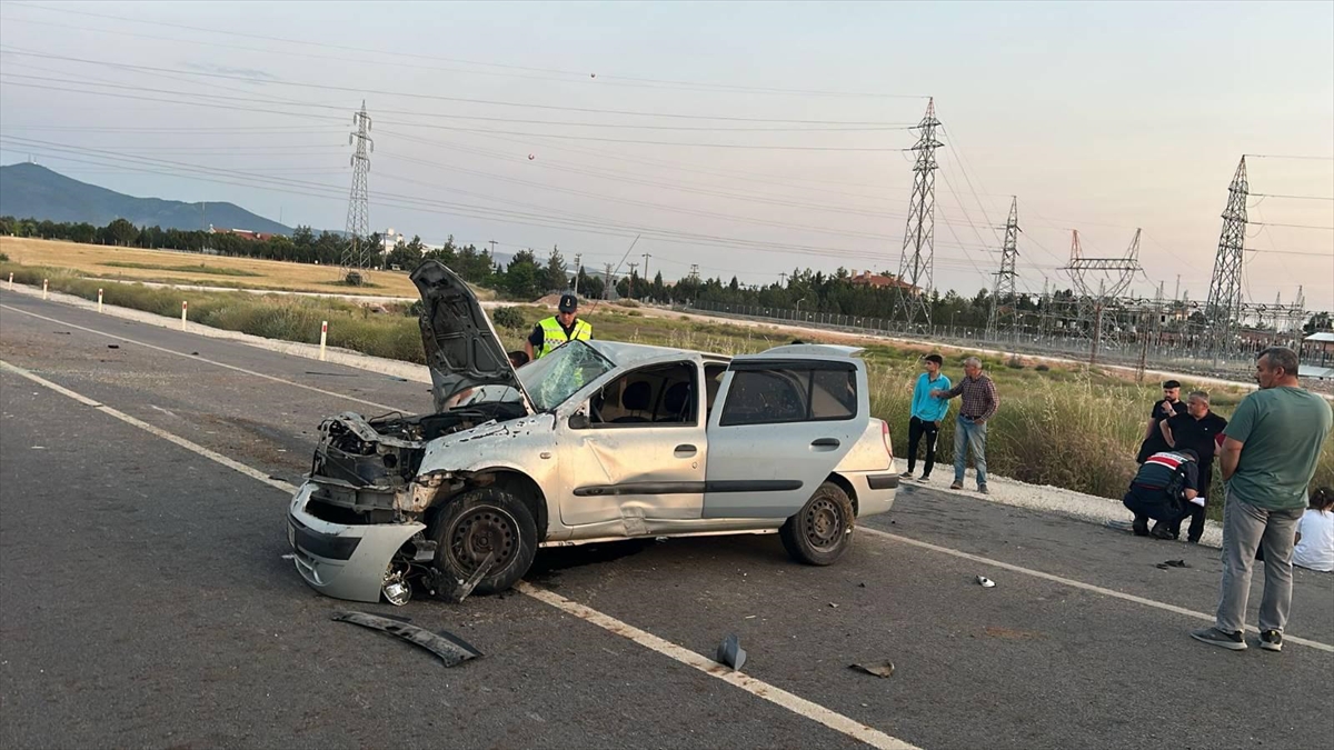 UŞAK (AA) – Uşak’ta refüje çarparak takla atan otomobildeki 3