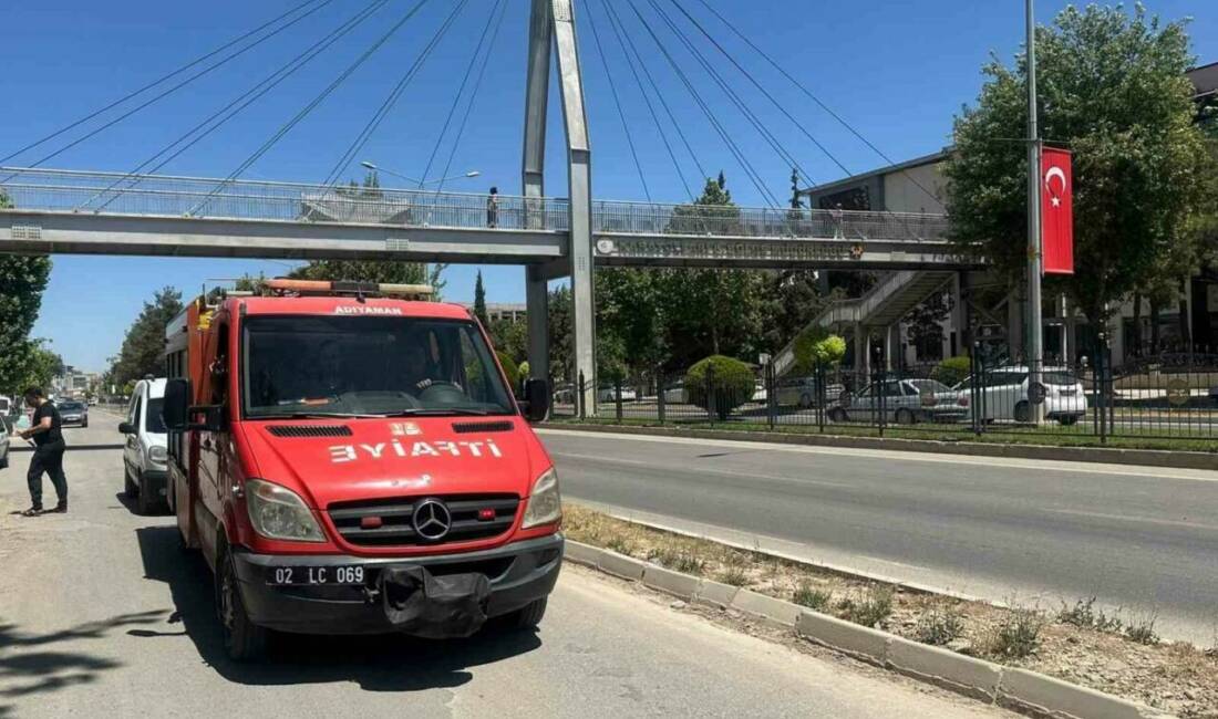 Adıyaman’da yolun karşısına geçmek isteyen bir kişi, üst geçidi kullanmak