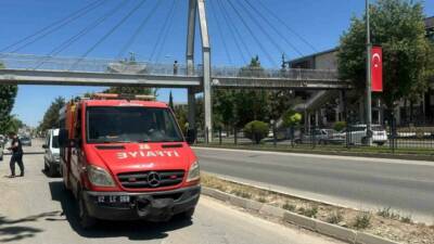 Adıyaman’da yolun karşısına geçmek isteyen bir kişi, üst geçidi kullanmak