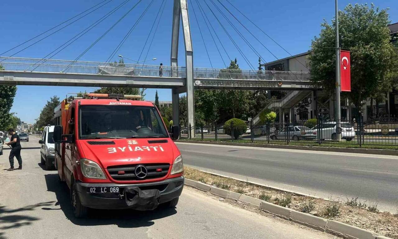 Adıyaman’da yolun karşısına geçmek isteyen bir kişi, üst geçidi kullanmak