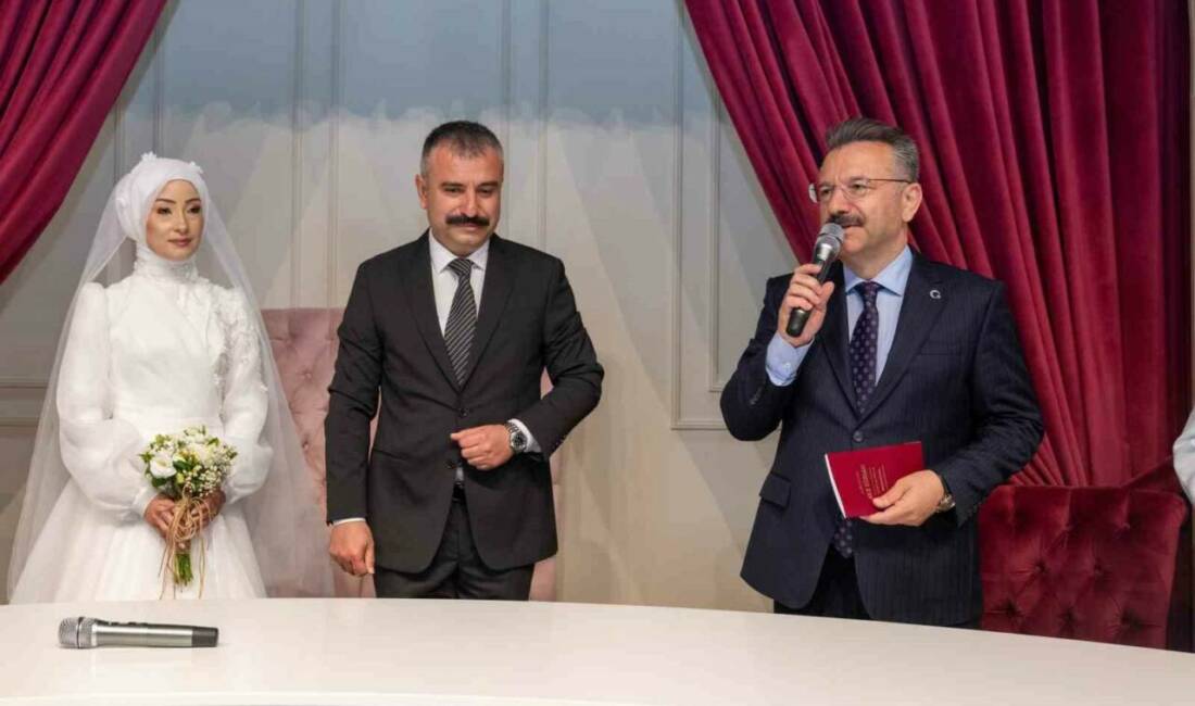 Eskişehir Valisi Hüseyin Aksoy, yeni evlenen Aile ve Sosyal Hizmetler