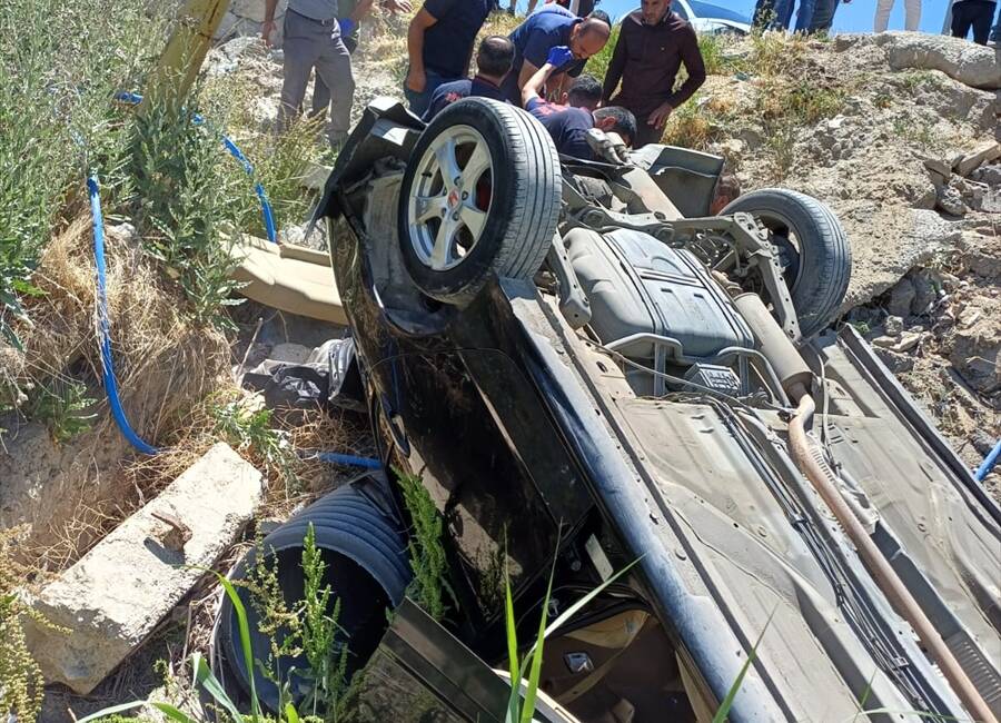 VAN (AA) – Van’ın Tuşba ilçesinde otomobilin araçla çarpıştıktan sonra