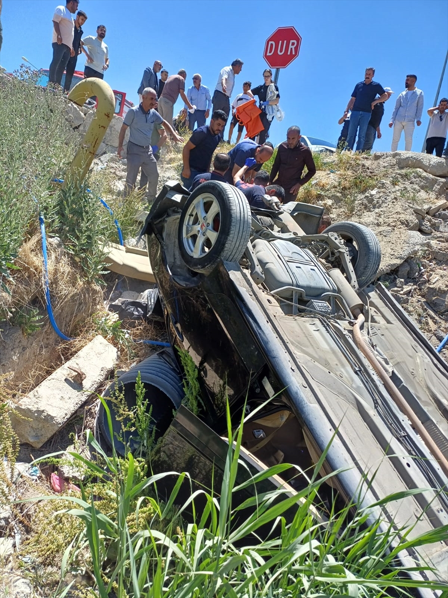 VAN (AA) – Van’ın Tuşba ilçesinde otomobilin araçla çarpıştıktan sonra