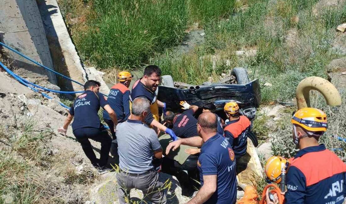 Van’ın Tuşba ilçesinde 2 otomobilin çarpışması sonucu meydana gelen trafik