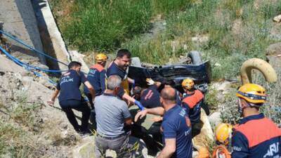 Van’ın Tuşba ilçesinde 2 otomobilin çarpışması sonucu meydana gelen trafik
