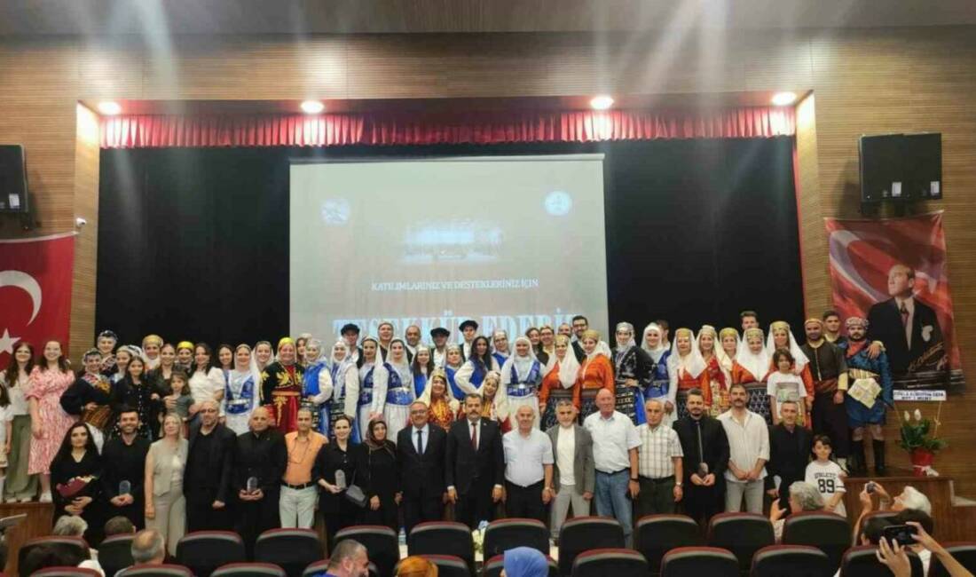 Samsun’un Vezirköprü ilçesinde düzenlenen Türk halk oyunları gösterisi, yoğun ilgi