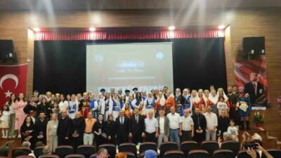 Samsun’un Vezirköprü ilçesinde düzenlenen Türk halk oyunları gösterisi, yoğun ilgi