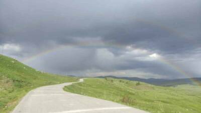 Ardahan’ın Göle ilçesinde etkili olan yağmur sonrası, gökyüzünde oluşan gökkuşağı