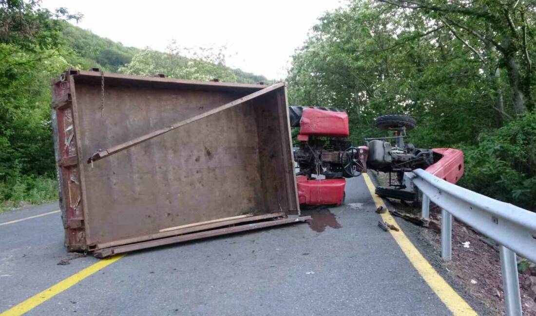 Kocaeli’nin Kartepe ilçesinde sürücünün direksiyon hakimiyetini kaybettiği traktör yan yattı.