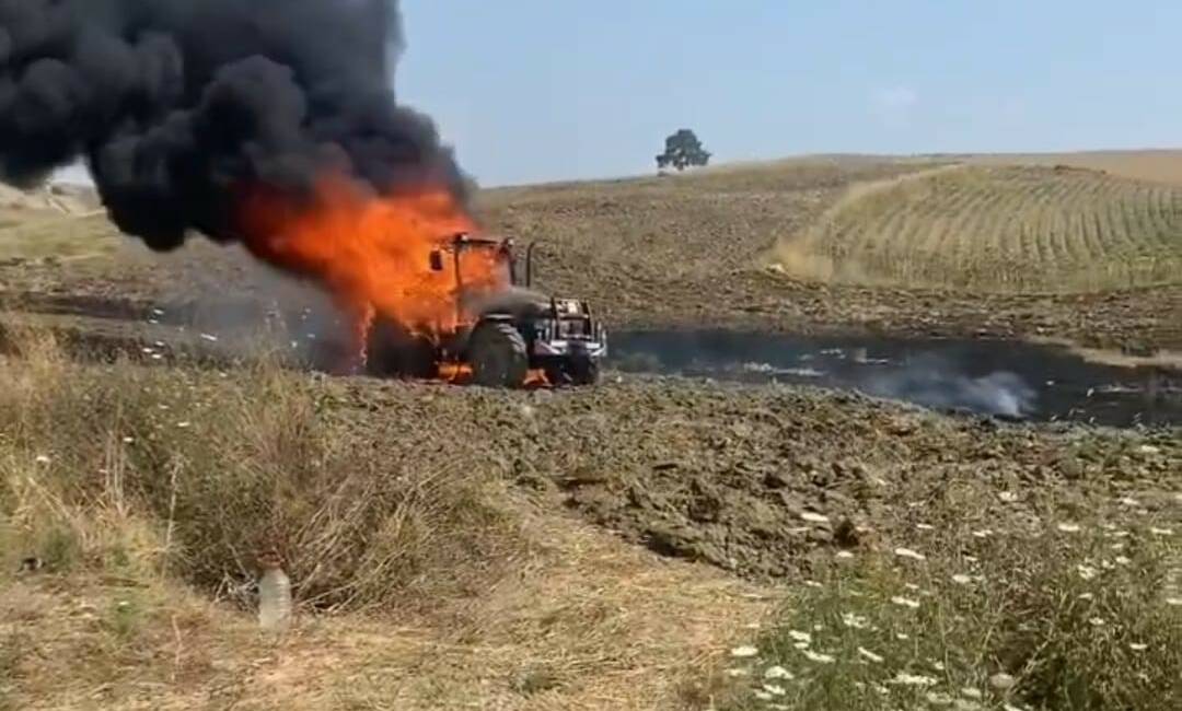 Adana’da bir tarlada yanan traktörü gören baba, “Size bir şey