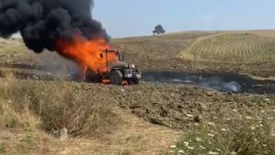 Adana’da bir tarlada yanan traktörü gören baba, “Size bir şey