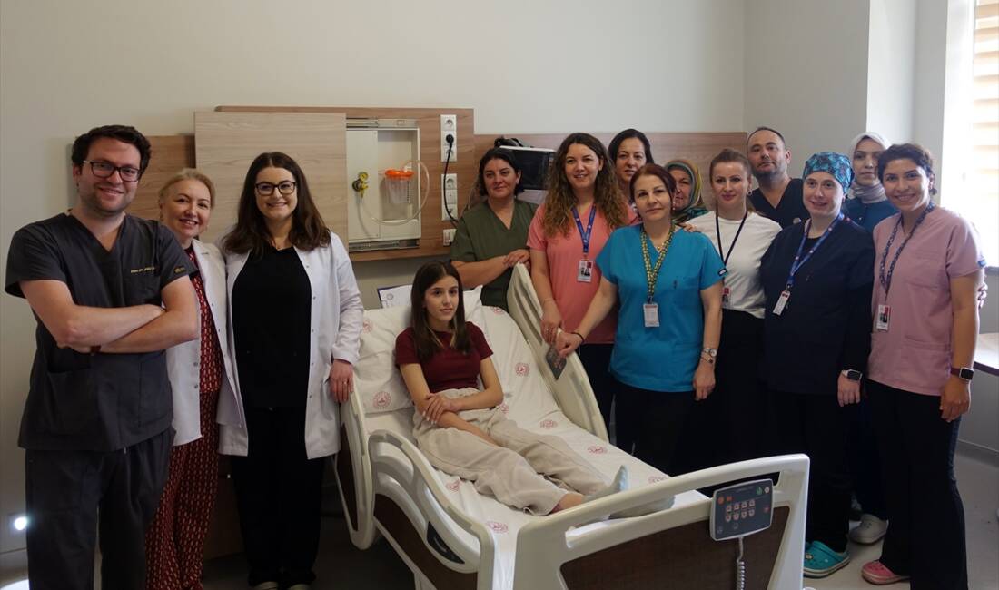 - Manisa'nın Akhisar ilçesinde evlerinin bahçesinde ateş başında otururken benzin