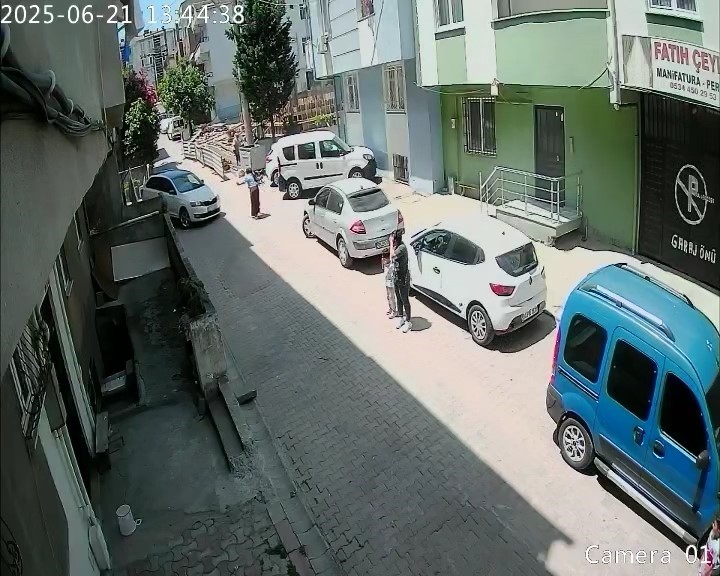 Kocaeli’nin Darıca ilçesinde kadın sürücü geri gelmek için yoldan geçen