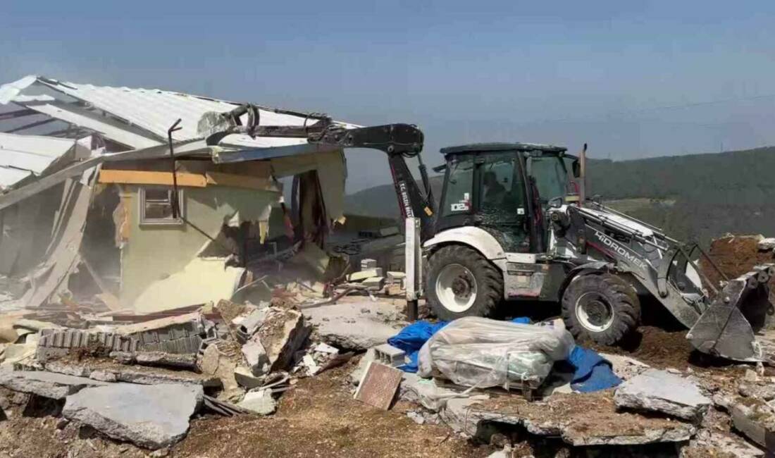 Hatay’ın Belen ilçesinde yaylaya yapılan kaçak yapılar iş makinsiyle kontrollü