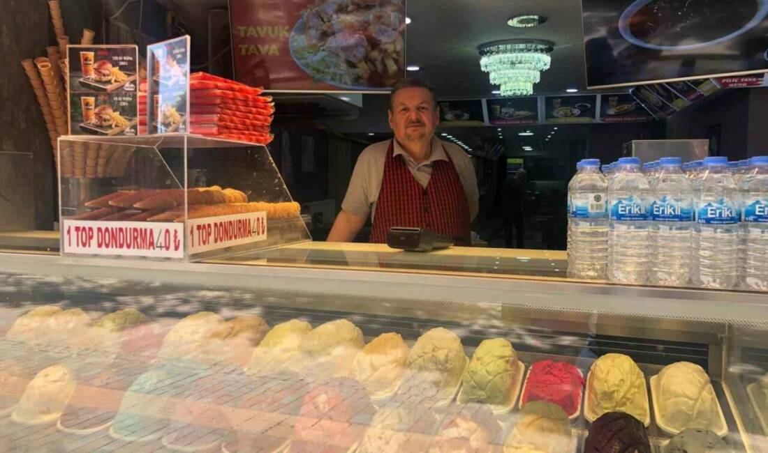 Eskişehir’de yaz aylarının gelmesiyle beraber sıcaktan bunalan vatandaşlar dondurmaya yöneldi.