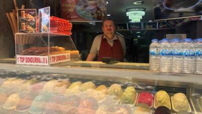 Eskişehir’de yaz aylarının gelmesiyle beraber sıcaktan bunalan vatandaşlar dondurmaya yöneldi.