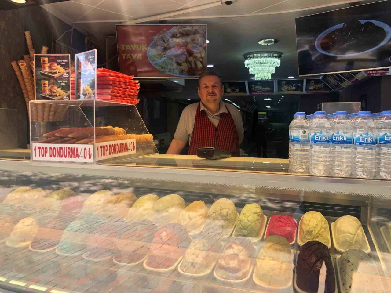 Eskişehir’de yaz aylarının gelmesiyle beraber sıcaktan bunalan vatandaşlar dondurmaya yöneldi.