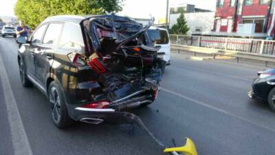 Kocaeli D-130 Karayolu’nda yeni alınan ve ambalajları dahi sökülmeyen araca