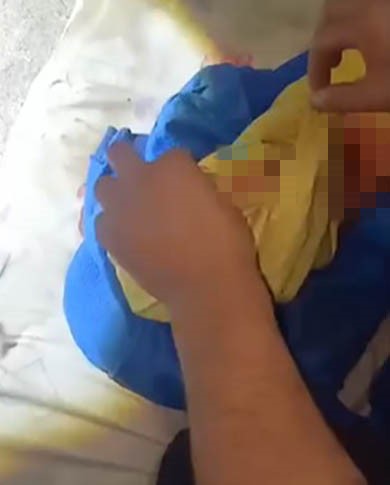 İzmir’de kendi imkanlarıyla doğum yaptıktan sonra bebeğini çatı katına bırakarak