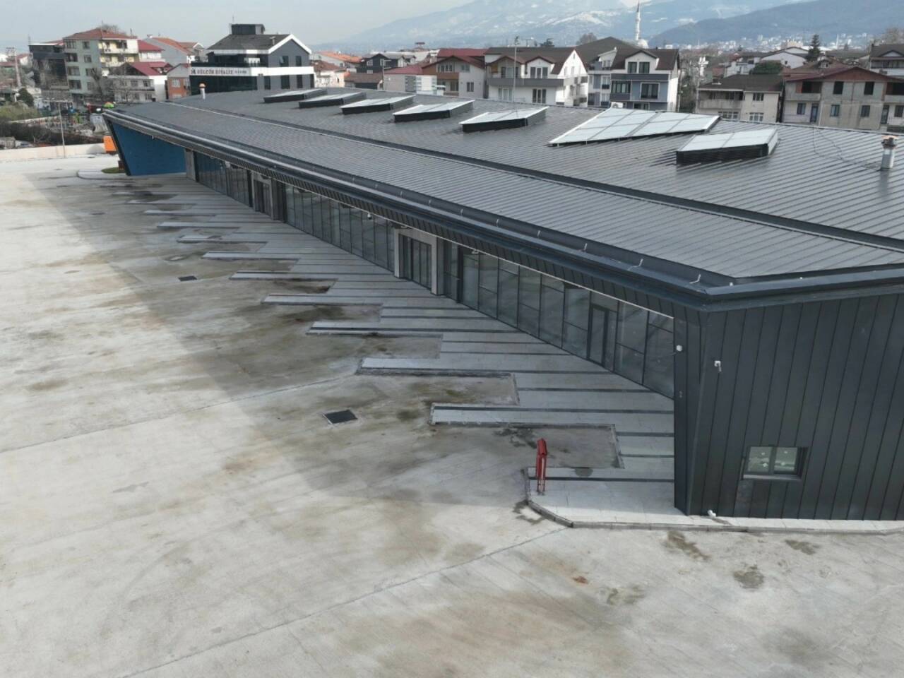 Kocaeli Büyükşehir Belediye Başkanı Tahir Büyükakın, son rötuşların yapıldığı Gölcük