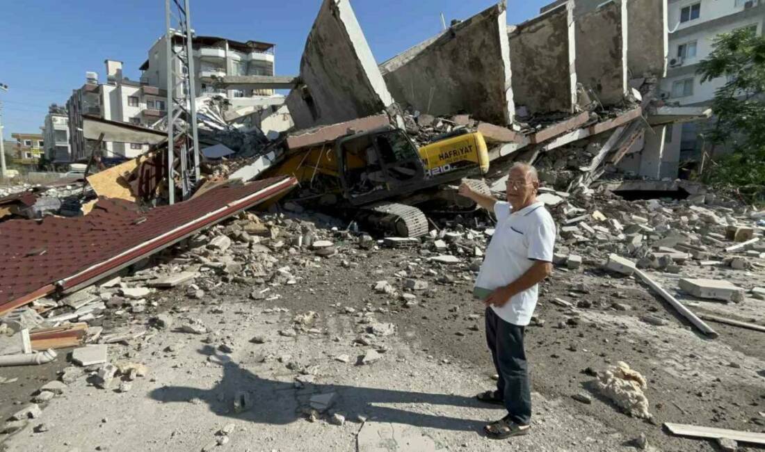 Hatay’da kontrollü yıkım esnasında 7 katlı binanın iş makinesinin üzerine