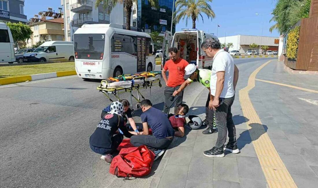 Antalya’nın Manavgat ilçesinde, çiçeklerin sulanmasında kullanan suyun yola taşması nedeniyle