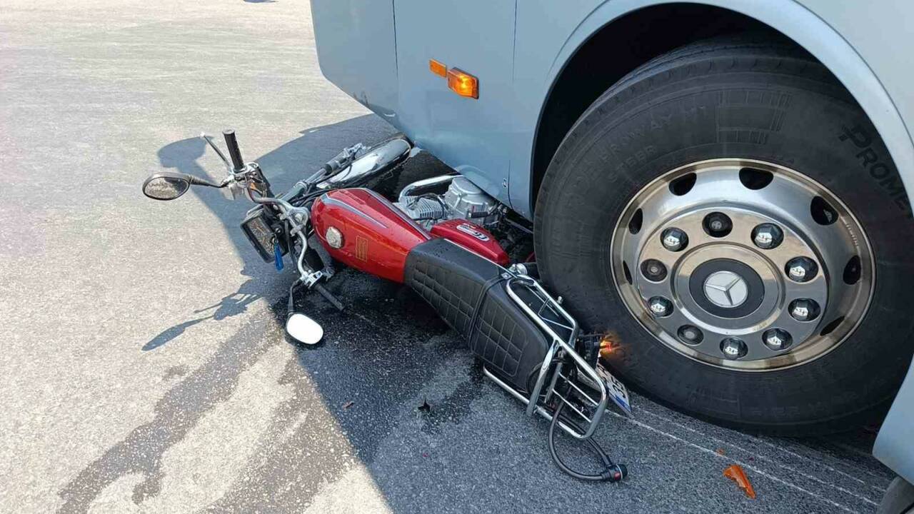 Antalya’nın Manavgat ilçesinde şehirlerarası yolcu otobüsüyle çarpışan motosikletin sürücüsü kazada