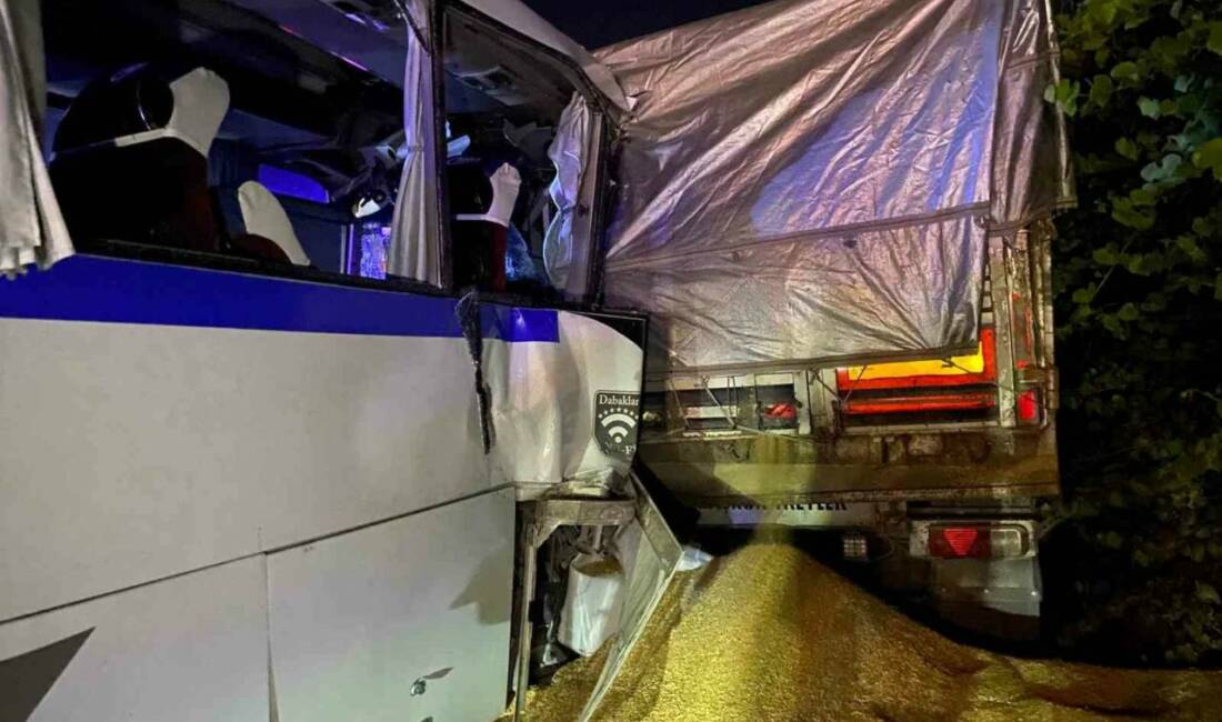 Manisa’nın Turgutlu ilçesinde meydana gelen trafik kazasında bir kablo fabrikasına