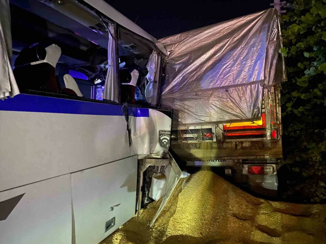 Manisa’nın Turgutlu ilçesinde meydana gelen trafik kazasında bir kablo fabrikasına