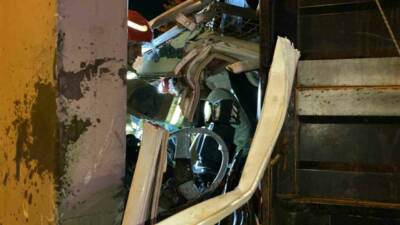 Kocaeli’nin İzmit ilçesinde yol ayrımındaki yön levhasının direğine çarpan kamyonetin